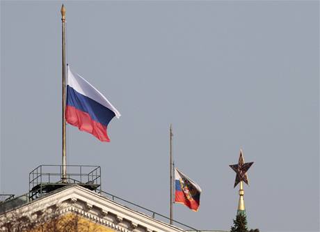 Moskva stáhla vlajky na pl erdi.